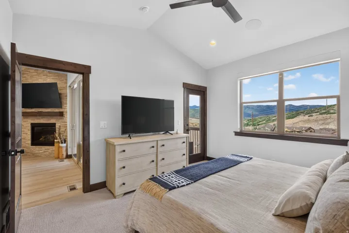 Vaulted ceiling with recessed lighting and ceiling fan