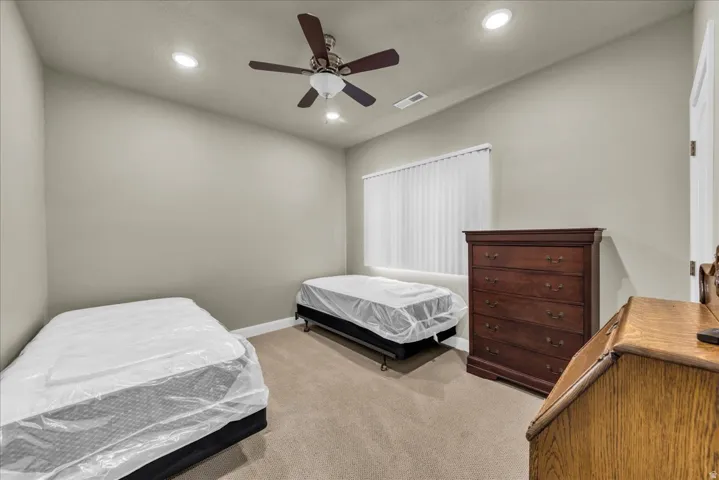 Neutral wall color, recessed lighting, ceiling fan with light fixture, carpeted flooring, and window with blinds