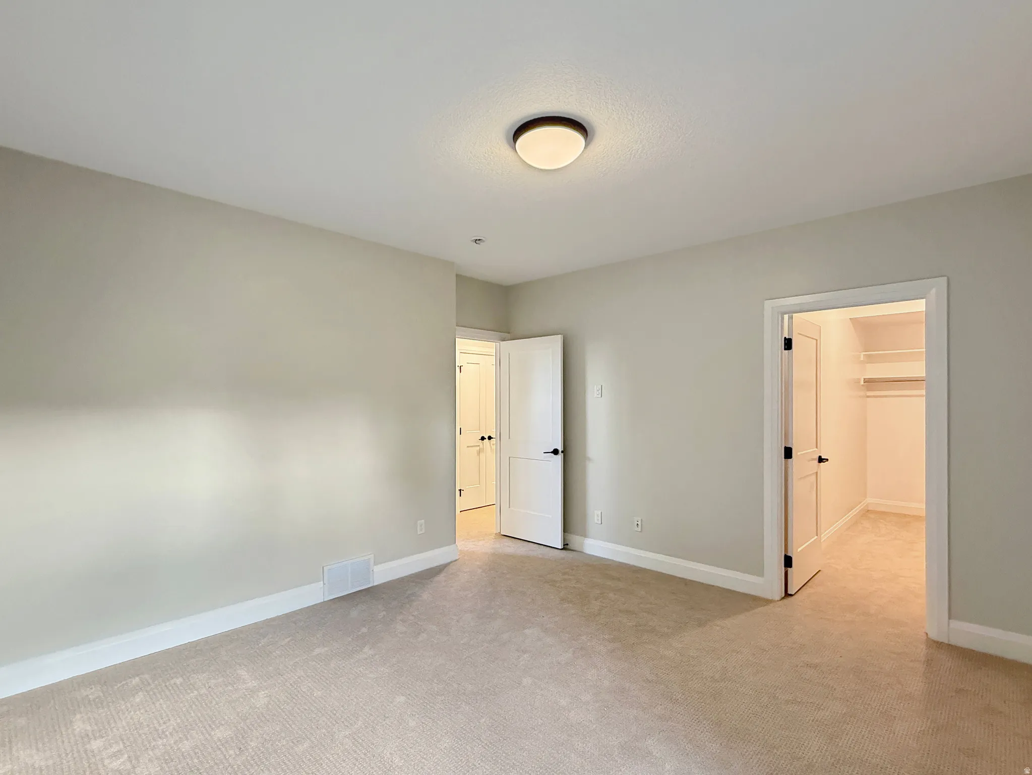 Neutral wall finishes and light-toned carpeting
