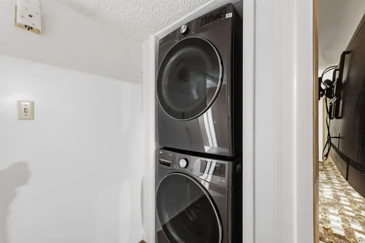 Stackable laundry appliances