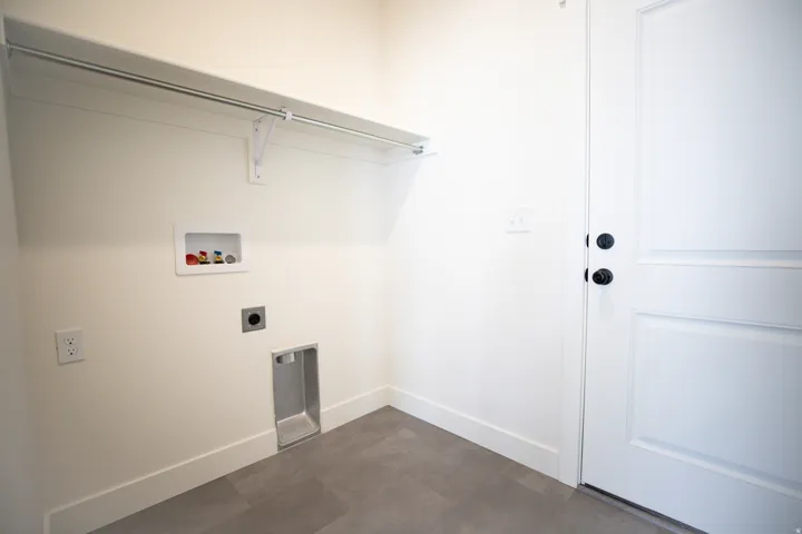 Full-size laundry room with washer/dryer hookups.