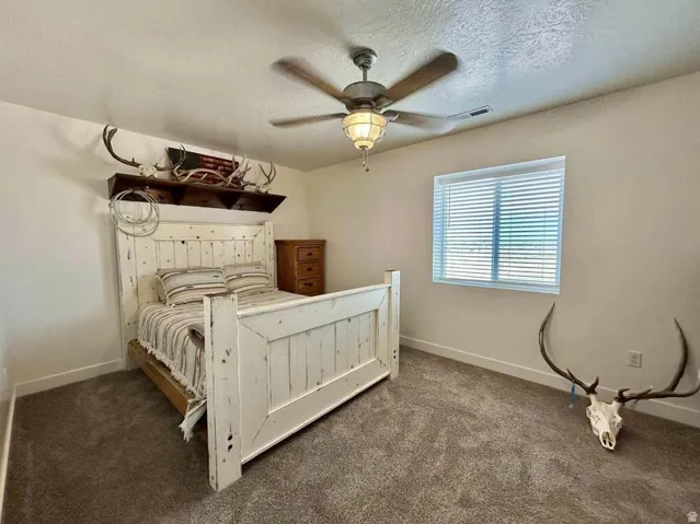 Ceiling fan with integrated lighting