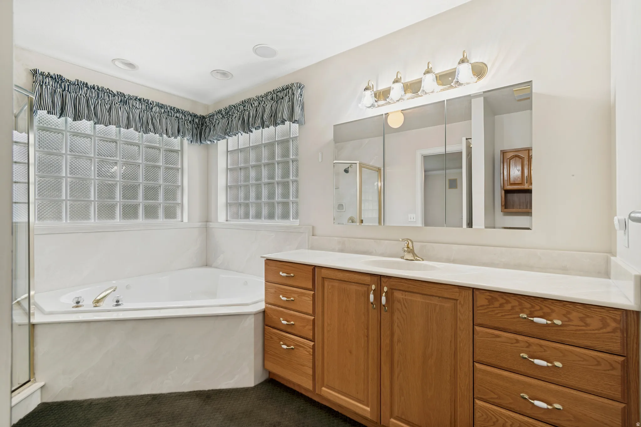 Built-in corner soaking tub with tile surround