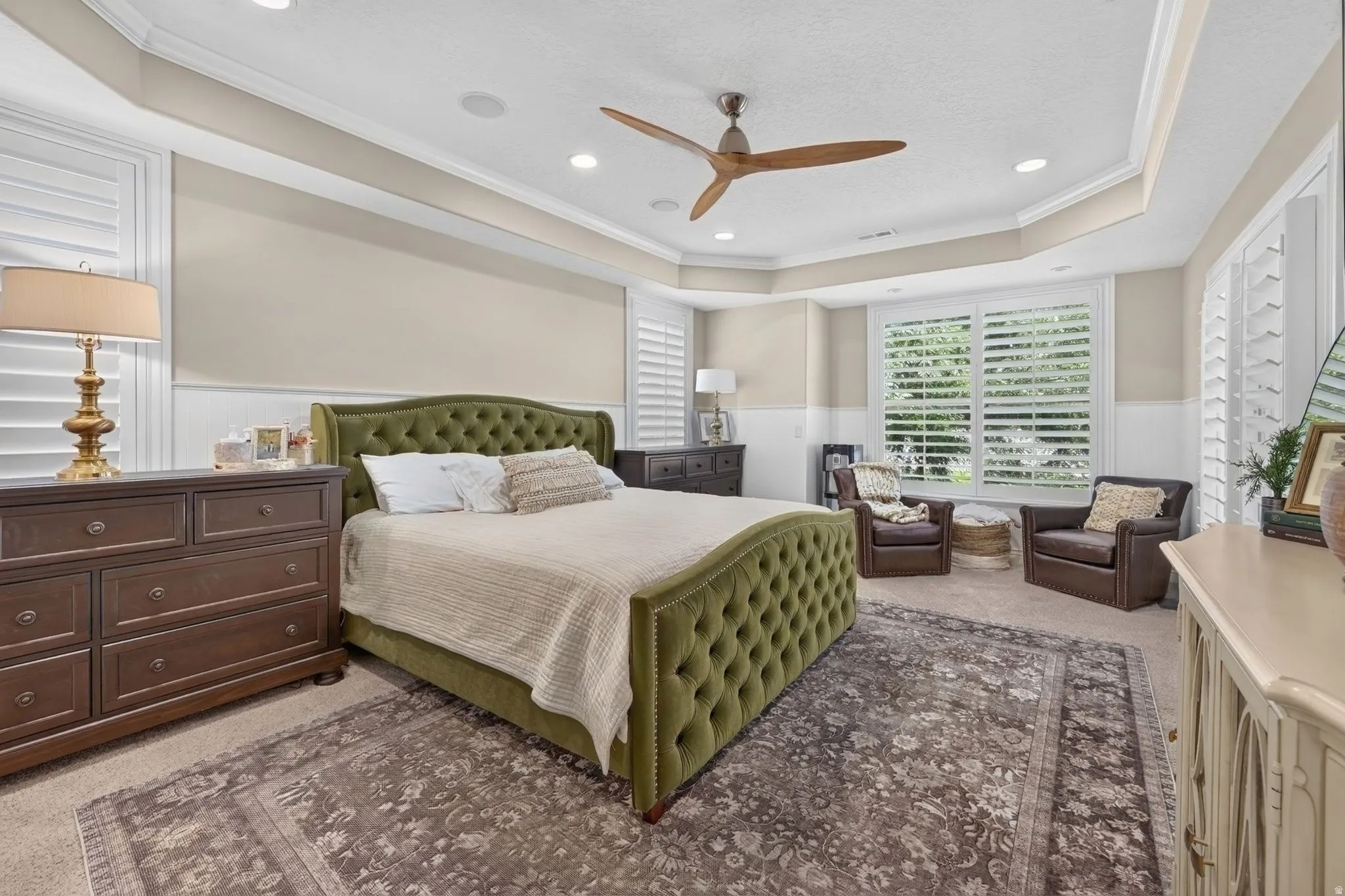 Tray ceiling with recessed lighting and a ceiling fan