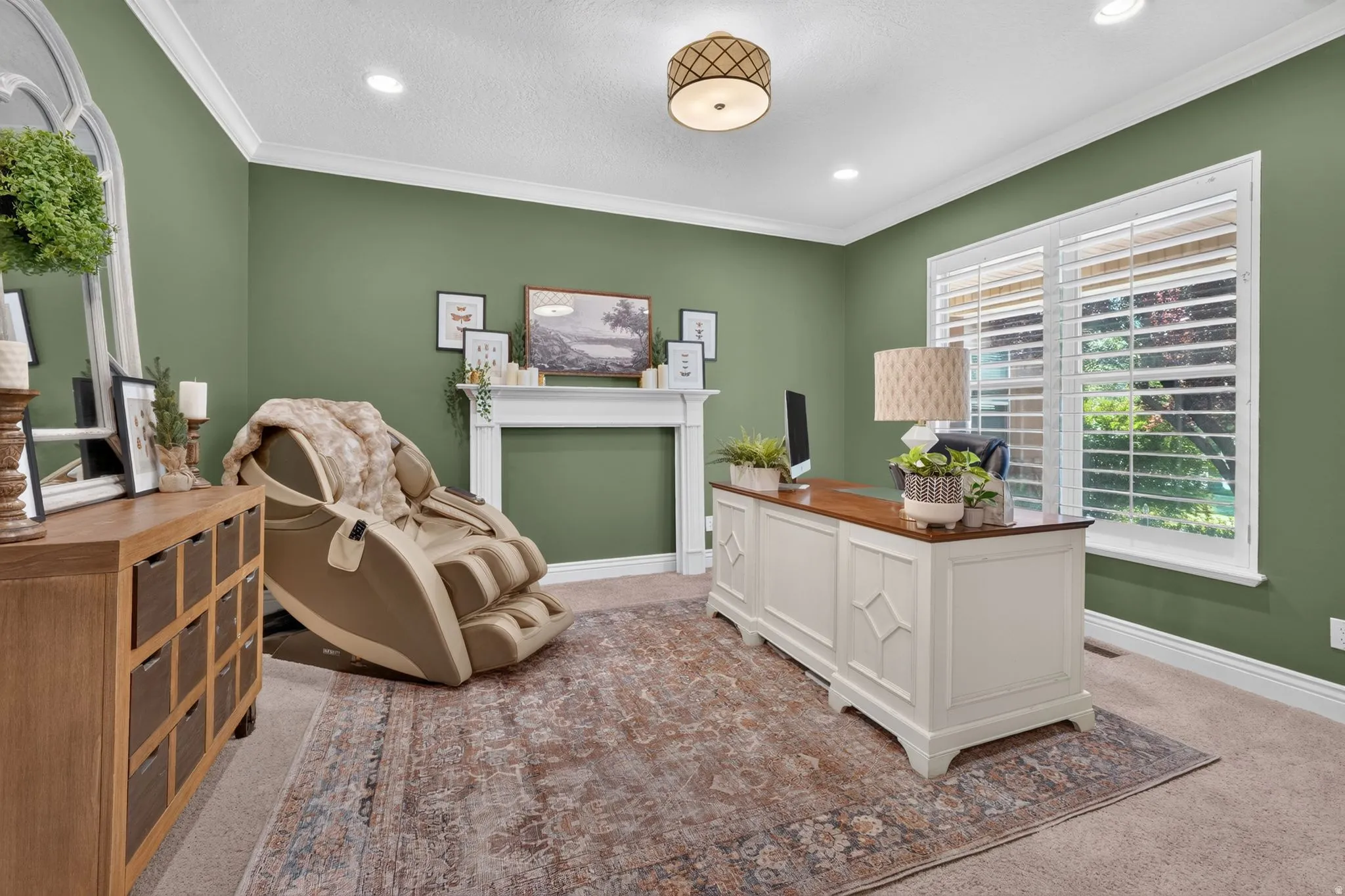 Recessed lighting, crown molding, and plantation shutters