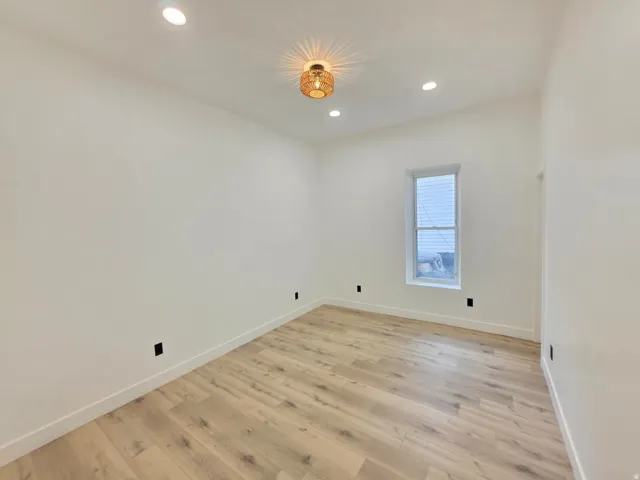 Vaulted ceiling featuring a decorative light fixture and recessed lighting