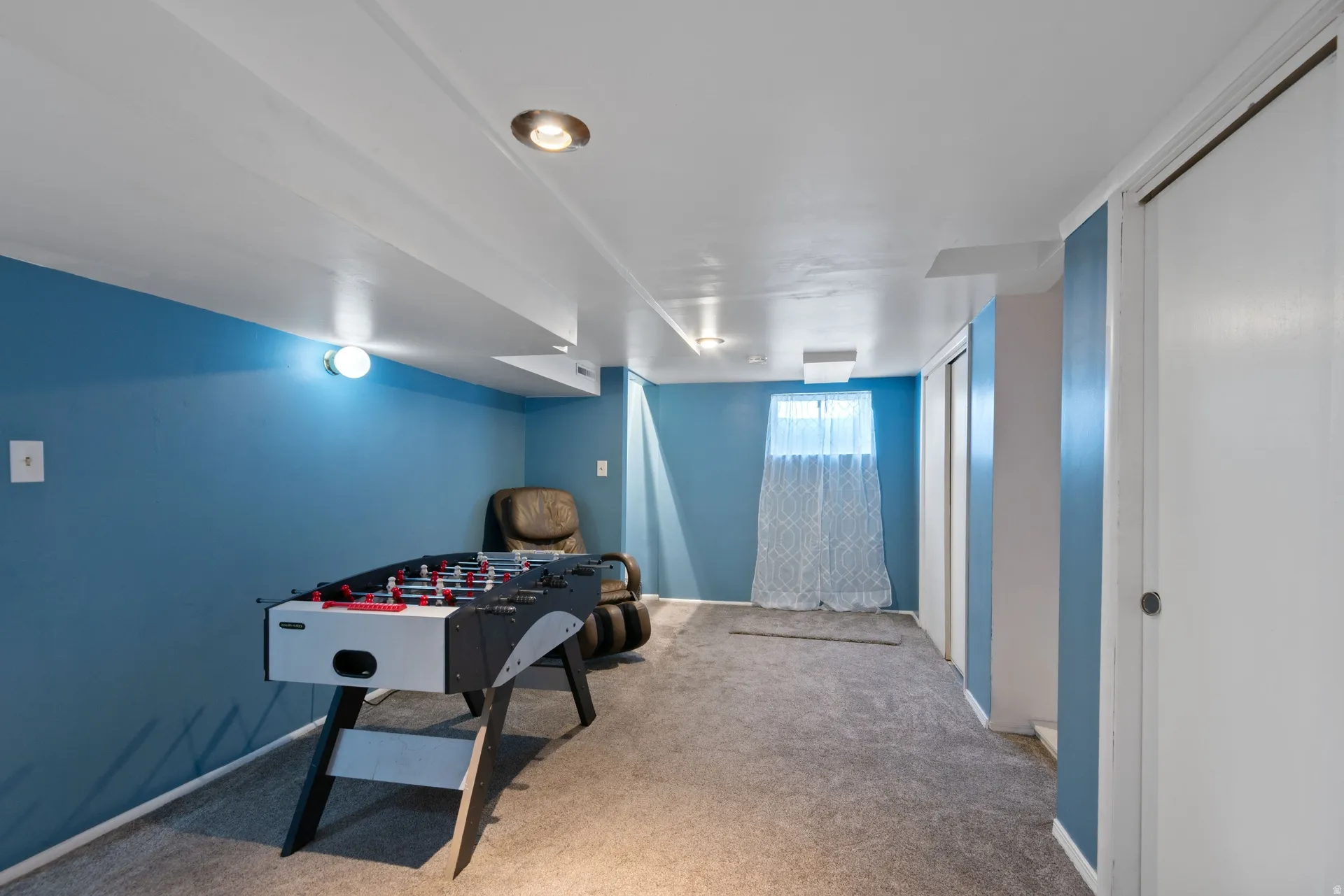 Recessed ceiling lighting, flush mount lighting, and gray carpeting
