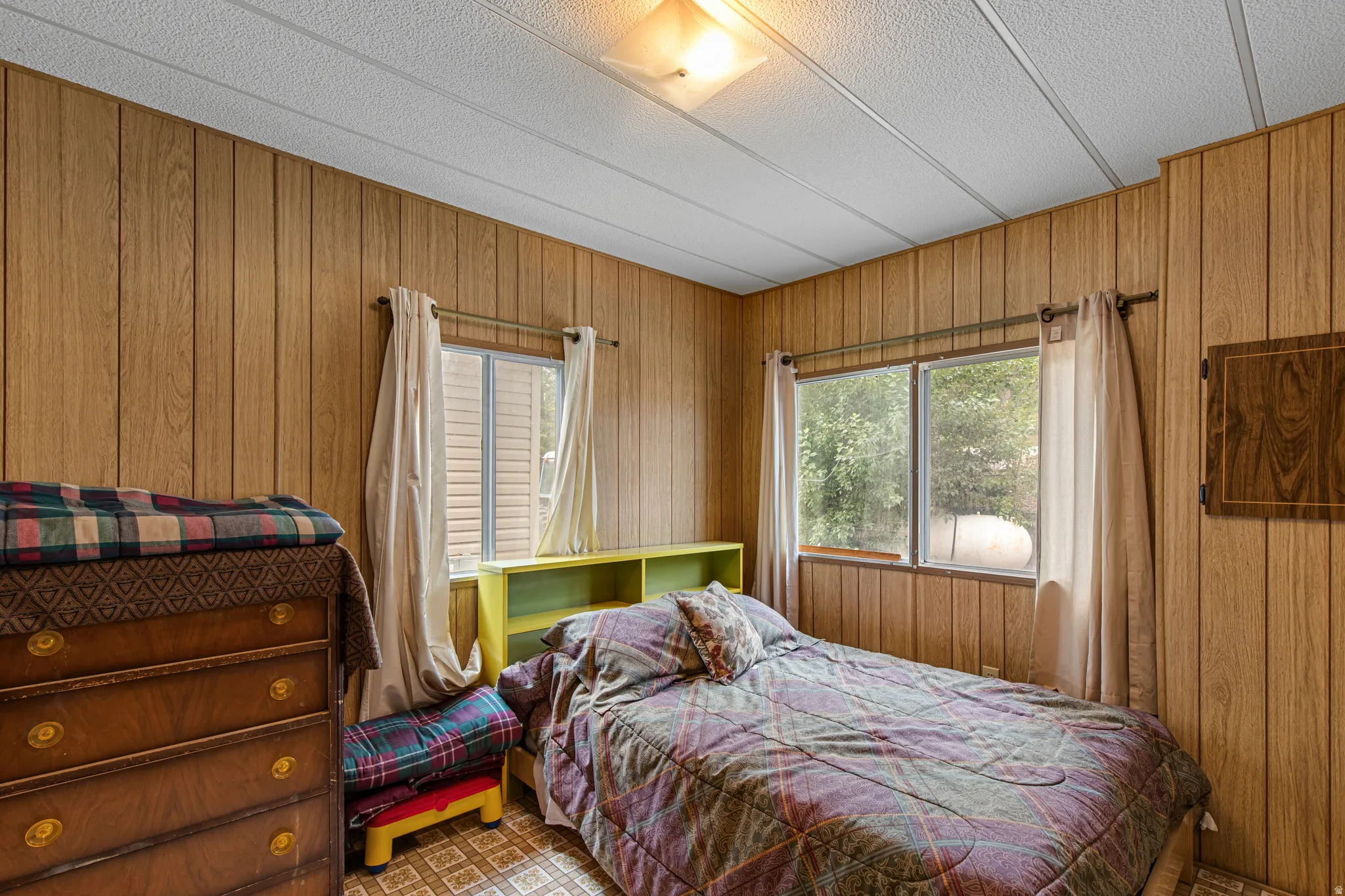 Recessed panel ceiling with central lighting fixture