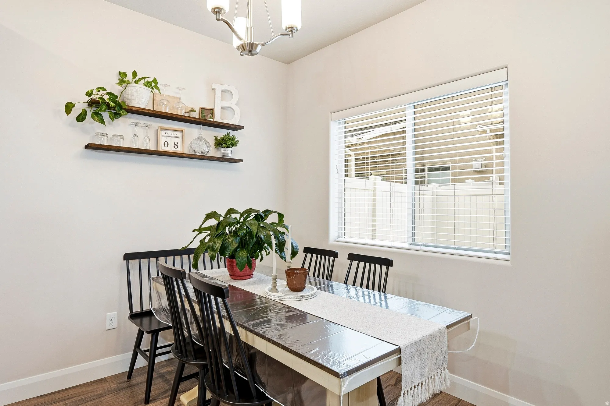 Recessed window with horizontal blinds
