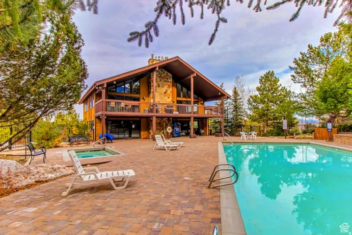 Outdoor swimming pool with integrated spa