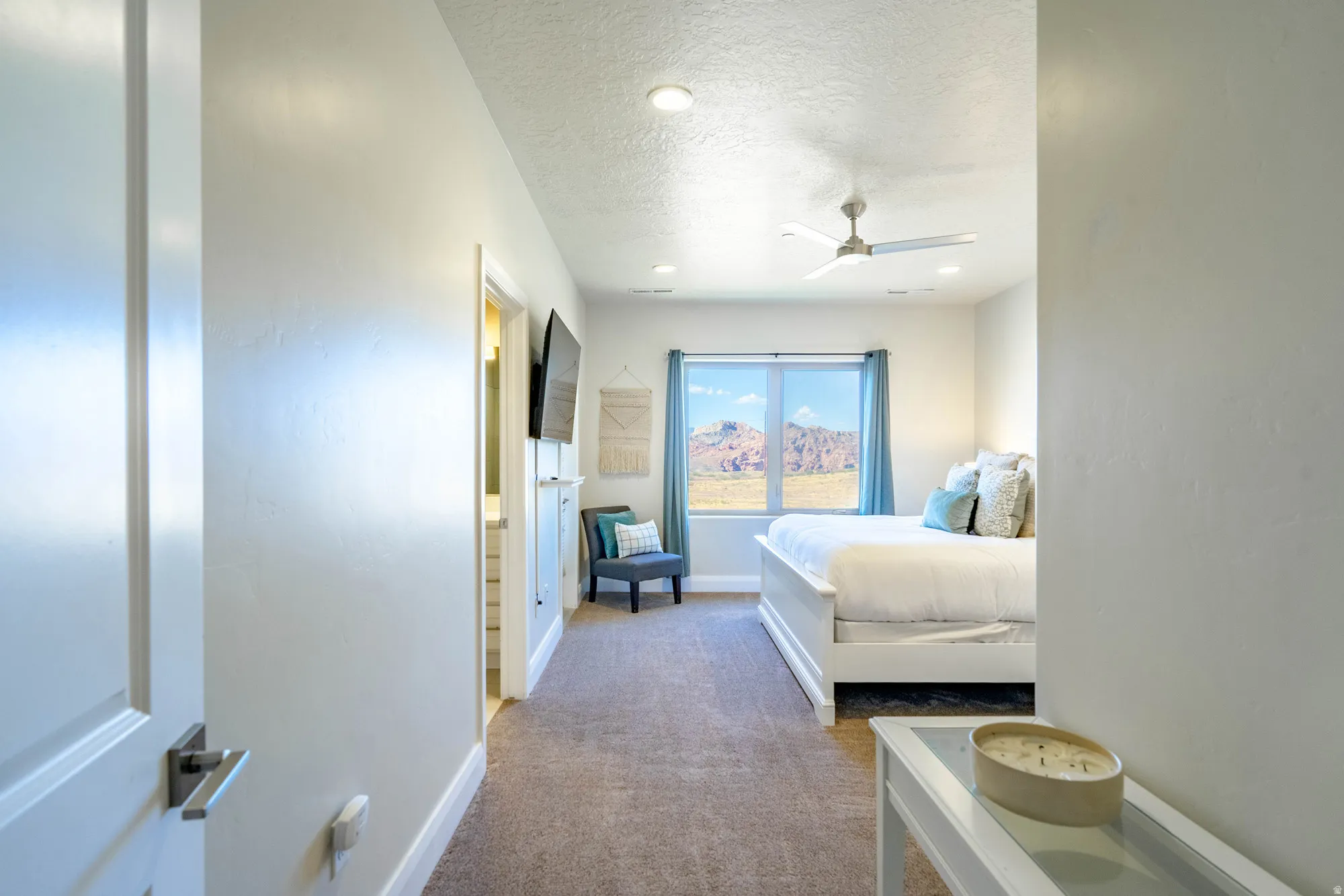 Wall-to-wall carpeting, recessed lighting, and a ceiling fan with light
