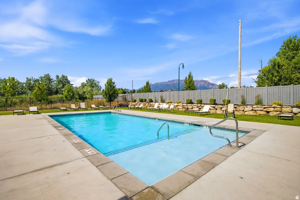 Rectangular swimming pool with integrated steps and metal handrails