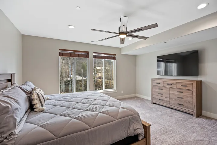 Recessed lighting, ceiling fan with integrated lighting, wood-finish window blinds, and carpeted flooring