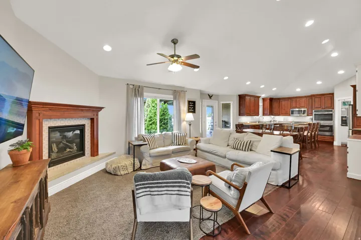Great Room w/Vaulted Ceilings