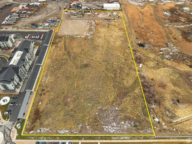 Expansive undeveloped land parcel featuring a clearly delineated perimeter