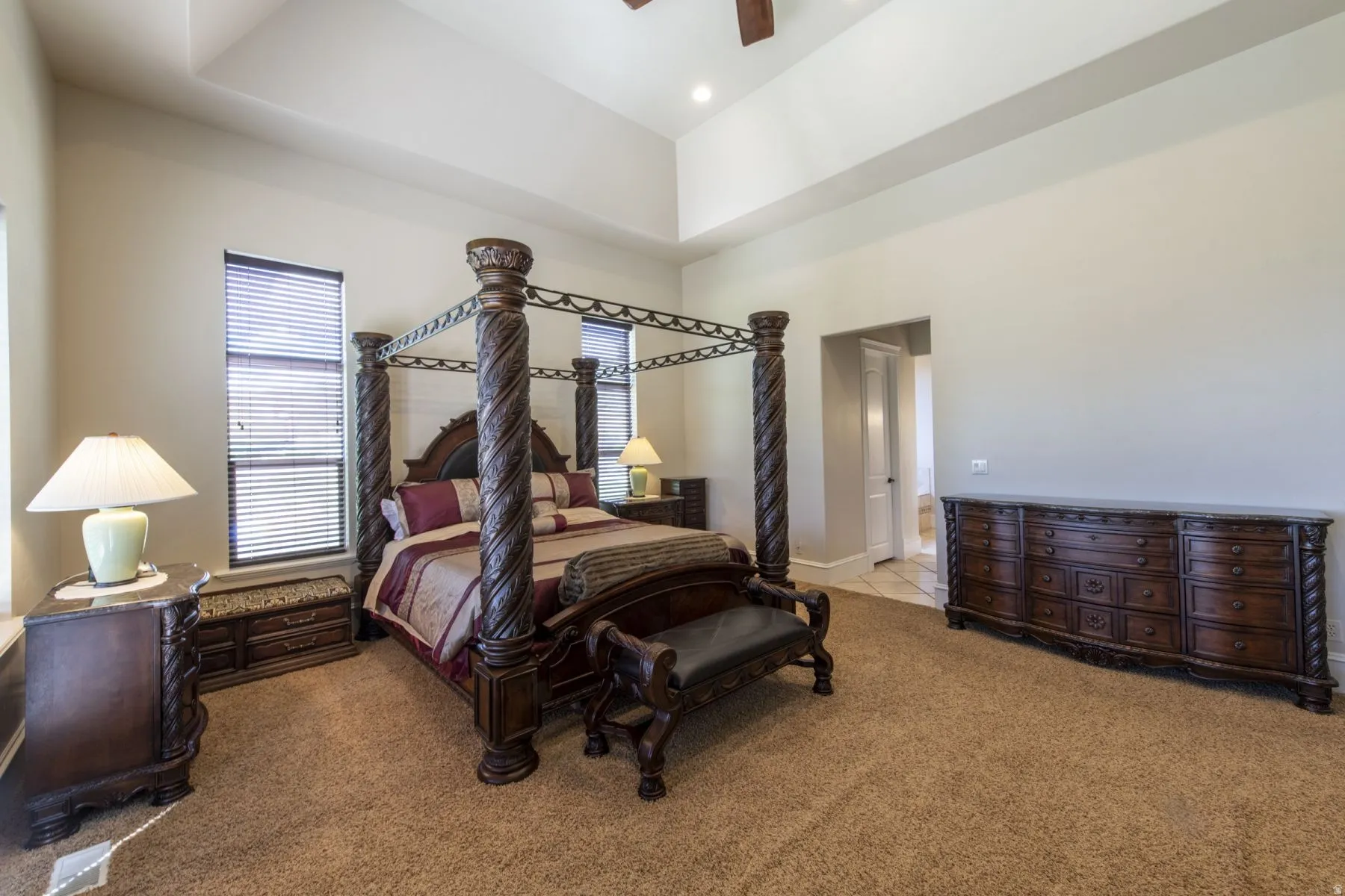 Tray ceiling with recessed lighting