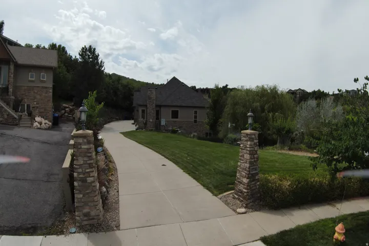Stone veneer columns with integrated lighting
