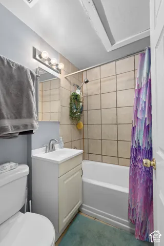 White vanity with integrated sink, chrome faucet, and overhead bar lighting