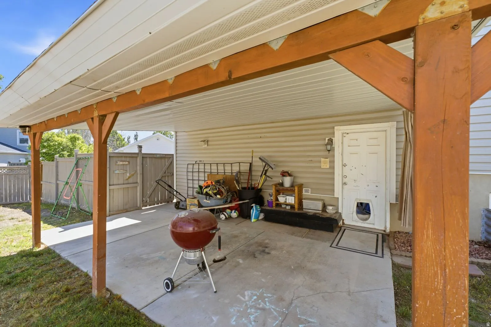 Covered patio area featuring a concrete surface and a white paneled ceiling