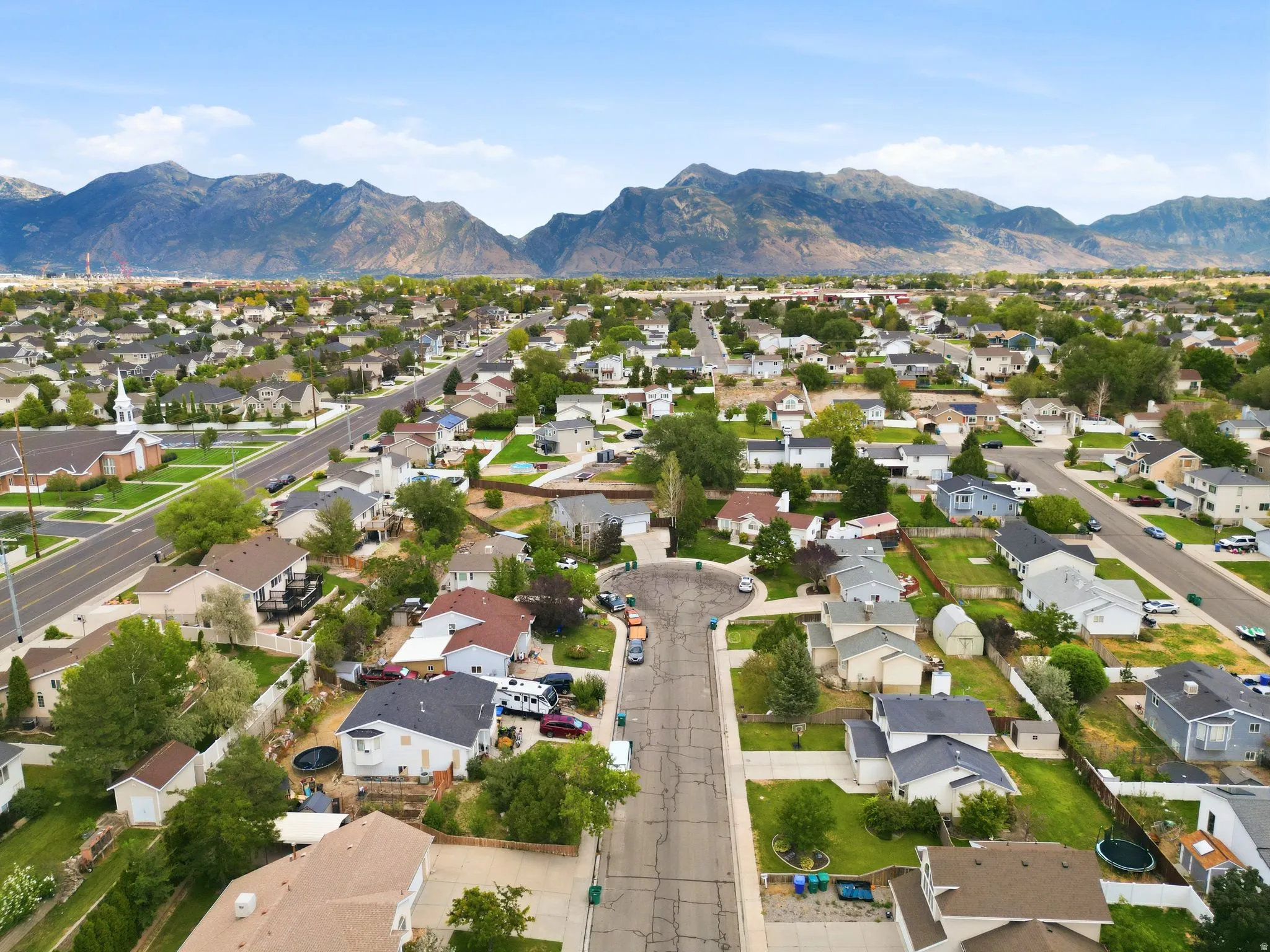 Expansive neighborhood featuring residential properties and mountainous terrain