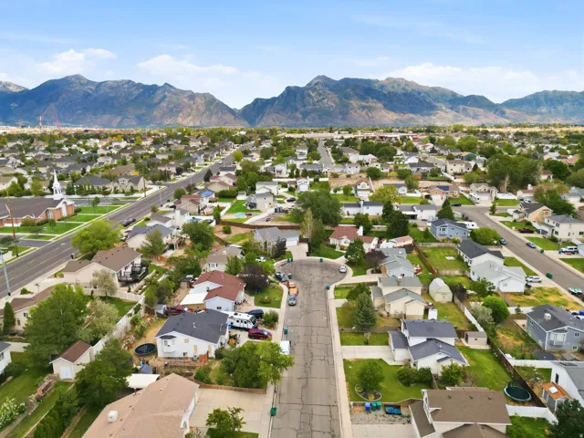 Expansive neighborhood featuring residential properties and mountainous terrain