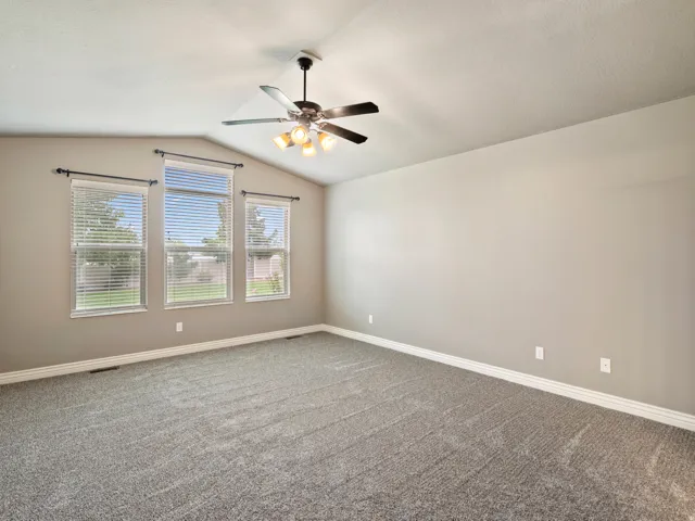 Vaulted ceiling with a ceiling fan light fixture