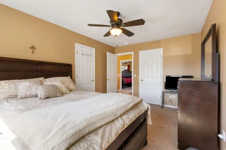 Ceiling fan with integrated lighting