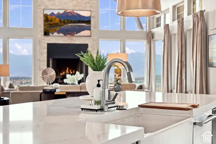 Central island with a single-basin sink and an extendable faucet