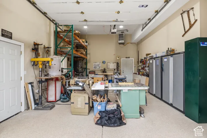 Large Garage/Workshop