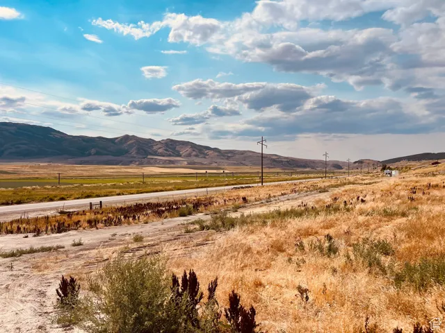 Expansive land parcel with surrounding mountains and open fields