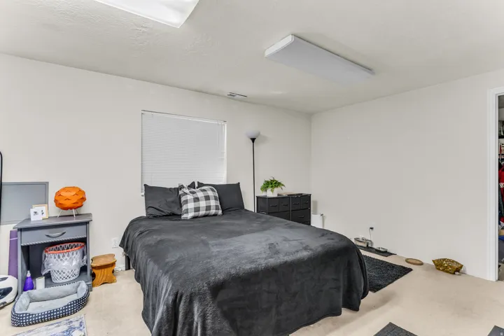 Recessed window with blinds