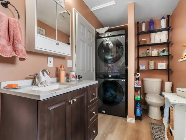 Vanity with an integrated sink and light-toned countertop