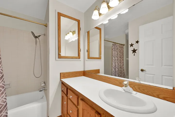 2nd Upstairs Bathroom