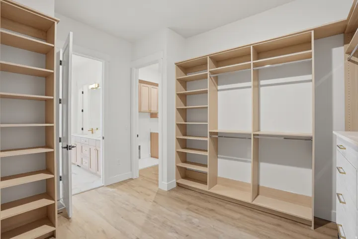 Expansive closet system with integrated shelving and hanging rods