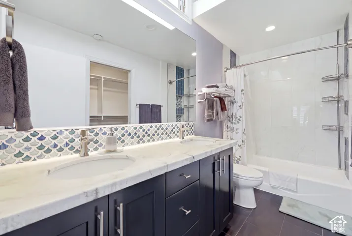 Dual vanity with integrated sinks and a stone countertop
