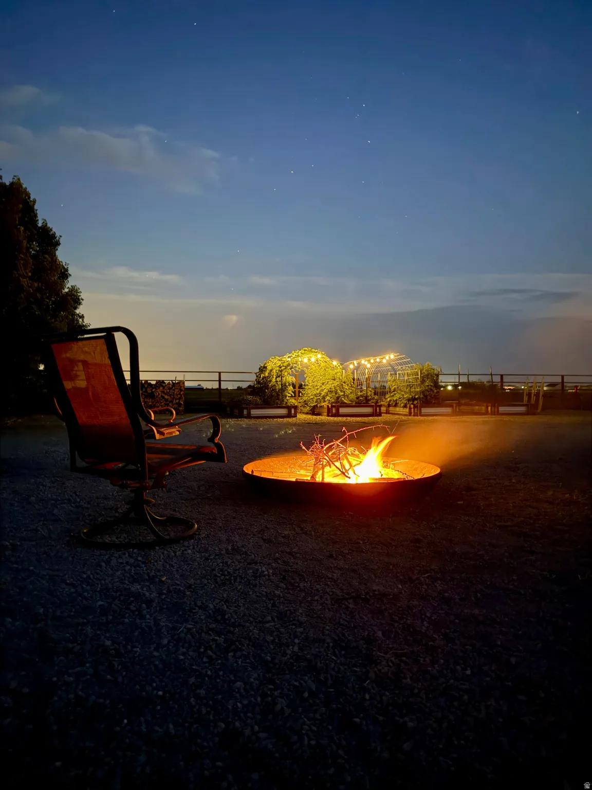 Outdoor fire pit with a gravel surface