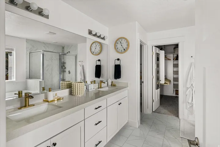 Dual vanity with integrated sinks and gold-finish faucets