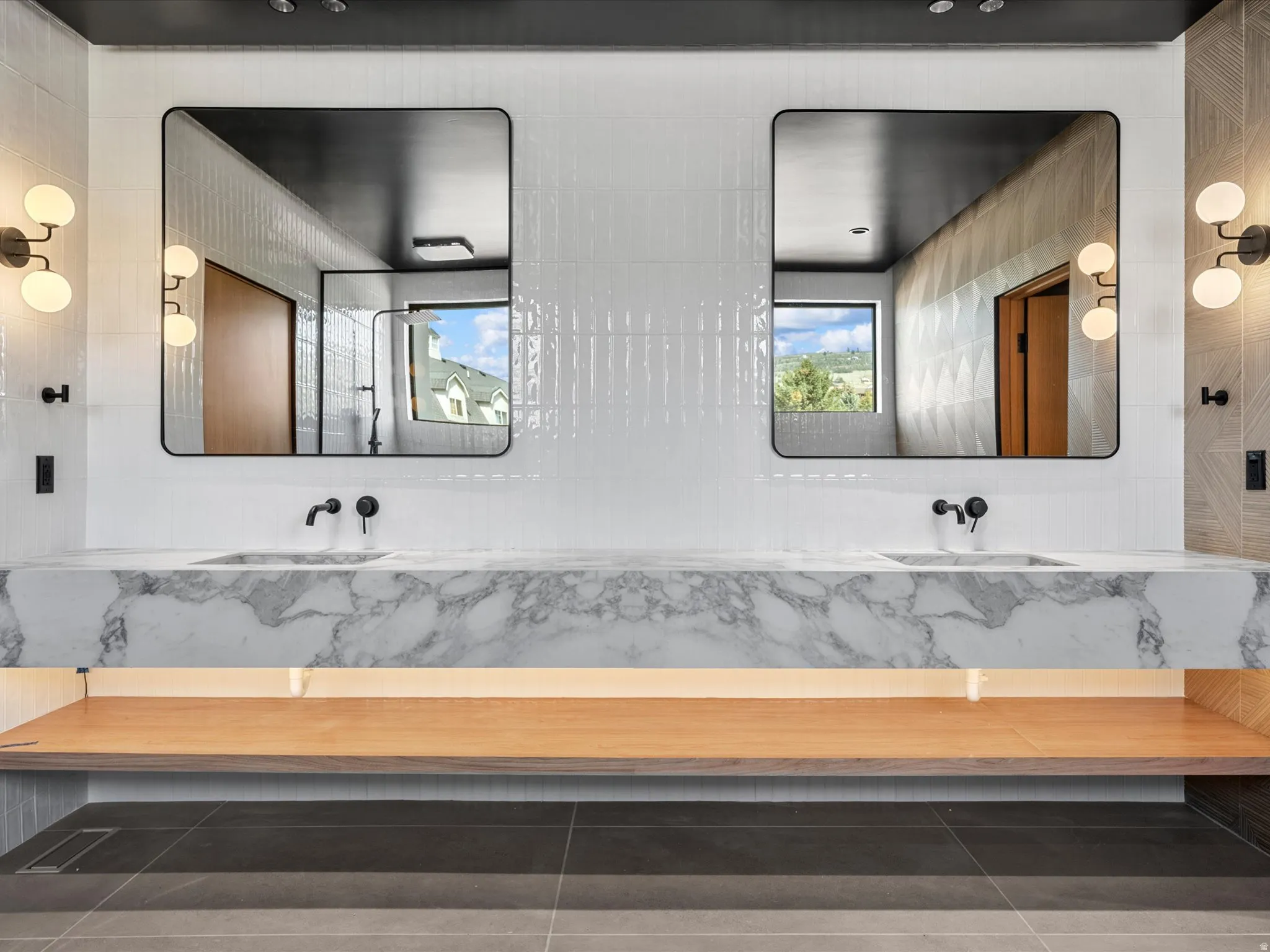 Main Level Master En-Suite