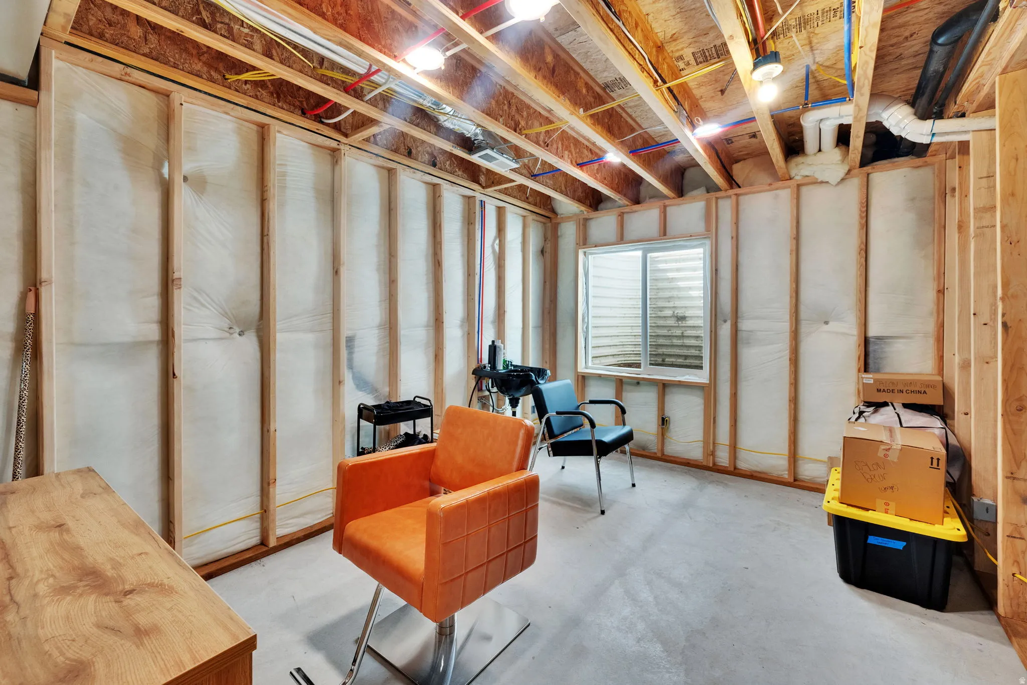 Currently being used as a salon (complete with plumbing and electrical) this space supports your side hustle, or can be converted into a bedroom