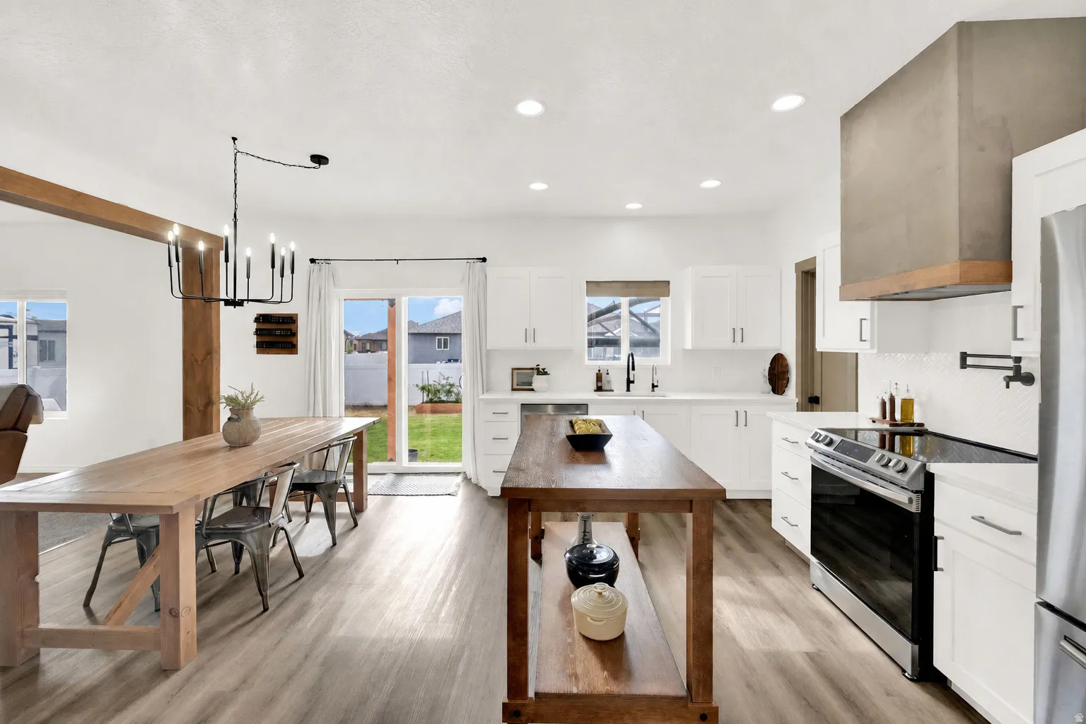 Tons of preparation space and room to accommodate a LARGE table for family gatherings