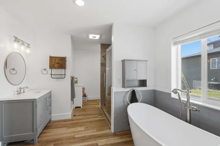 Freestanding soaker tub with upgraded plumbing