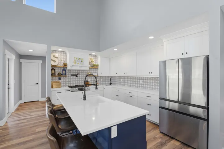18 ft. vaulted ceilings