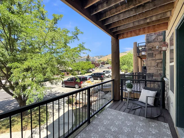 Relax while sitting on the balcony of your mountaint retreat. Enjoy the crisp mountain air with breathtaking mountain views and sunsets.