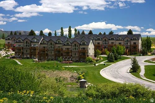 Beautiful and well-planned Moose Hollow Condo Community packed with ammenities and stunning views of the mountains and valley: pool, 2 year roud spas, sauna, exercise room, game room, clubhouse, pickleball, disc golf, Wolf Creek Golf Course, hiking and bi