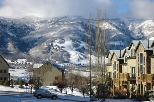 Beautiful and well-planned Moose Hollow Condo Community packed with ammenities: pool, 2 year roud spas, sauna, exercise room, game room, clubhouse, pickleball, disc golf, Wolf Creek Golf Course, hiking and biking trails. Beautiful views of the mountains a