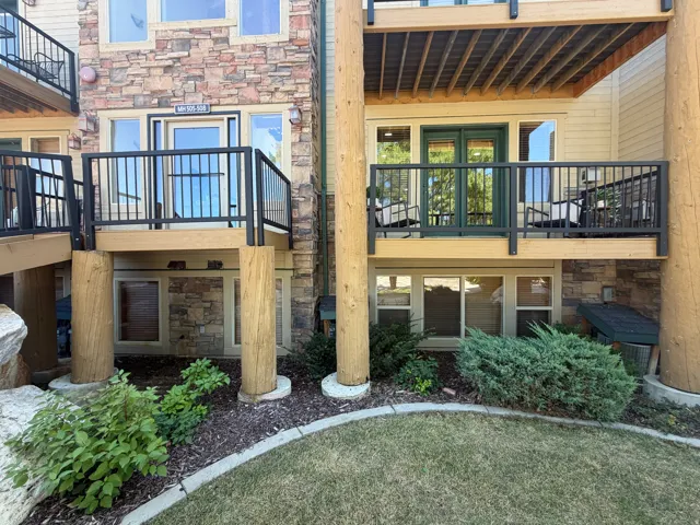 Relax while sitting on the balcony of your mountaint retreat. Enjoy the crisp mountain air with breathtaking mountain views and sunsets.