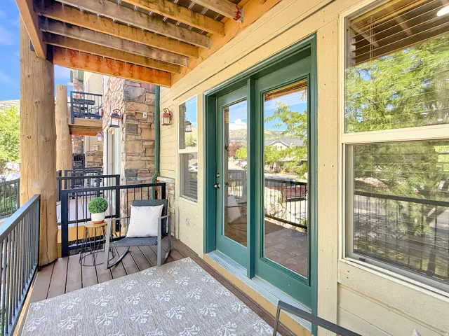 Relax while sitting on the balcony of your mountaint retreat. Enjoy the crisp mountain air with breathtaking mountain views and sunsets.