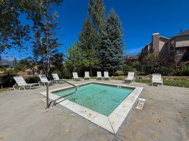 This condo has the best location in the complex right across from the HOA pool, spa, sauna, and clubhouse for easy access year round.