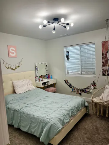 Recessed window with blinds