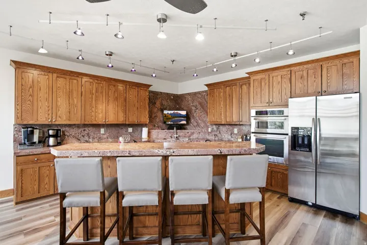 Wood-finish flooring with a multi-tone pattern